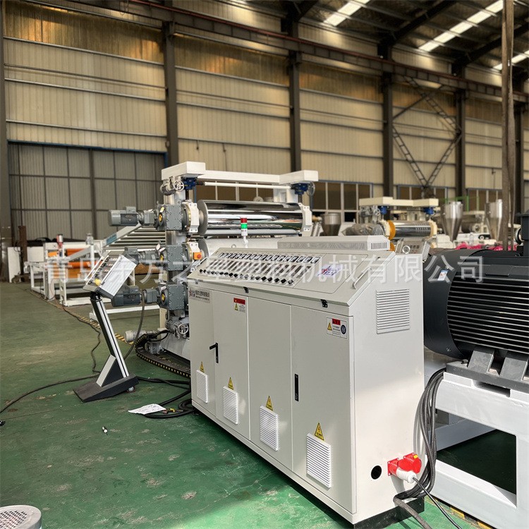 Khách hàng đến thăm dây chuyền sản xuất tấm nhựa PVC hoa văn kim cương dùng cho chăn nuôi