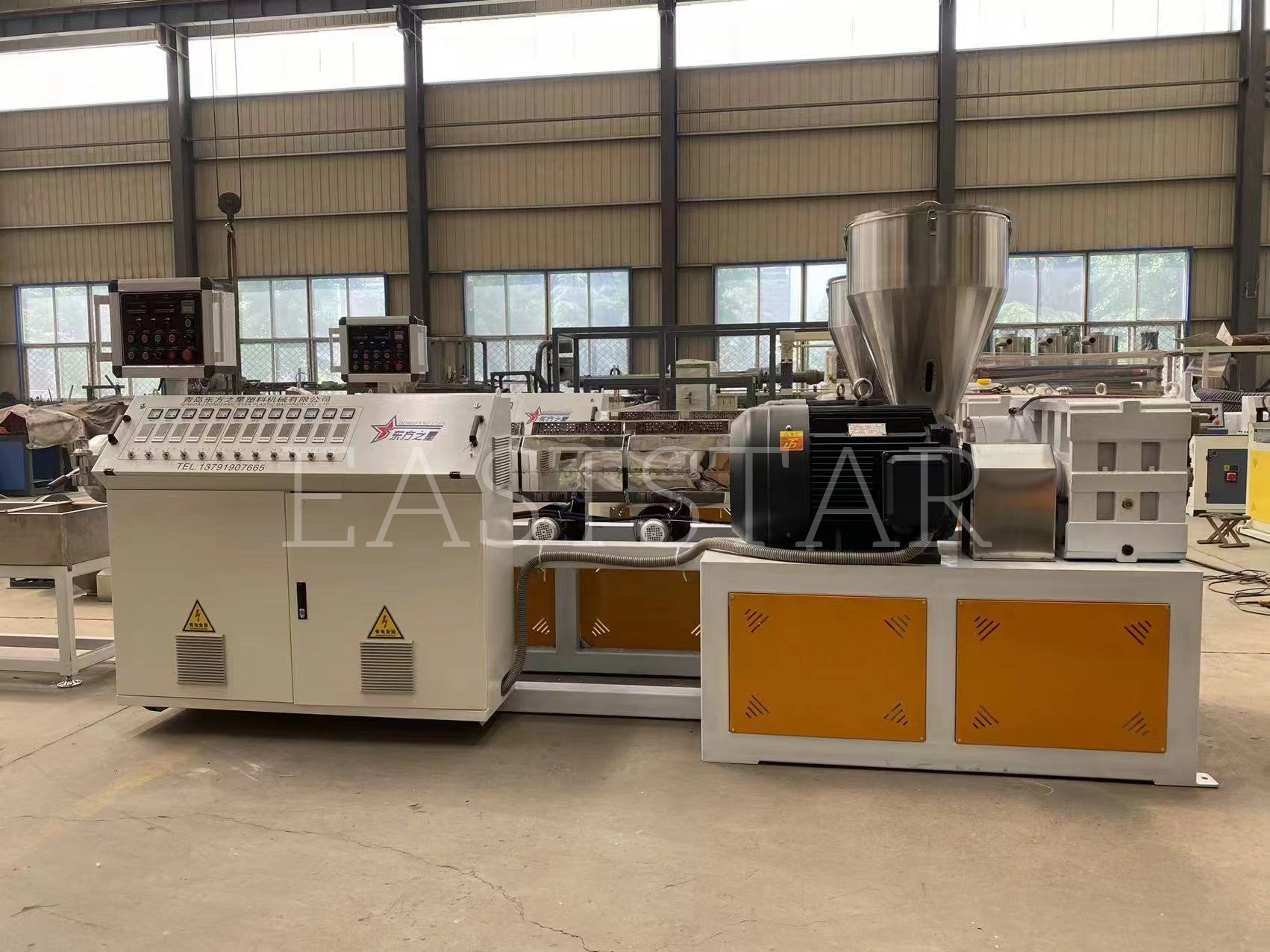 Đội ngũ kỹ thuật của chúng tôi đang tiến hành lắp ráp chính xác máy tạo hạt trục vít đôi song song TSSK65 cho khách hàng Ả Rập của chúng tôi