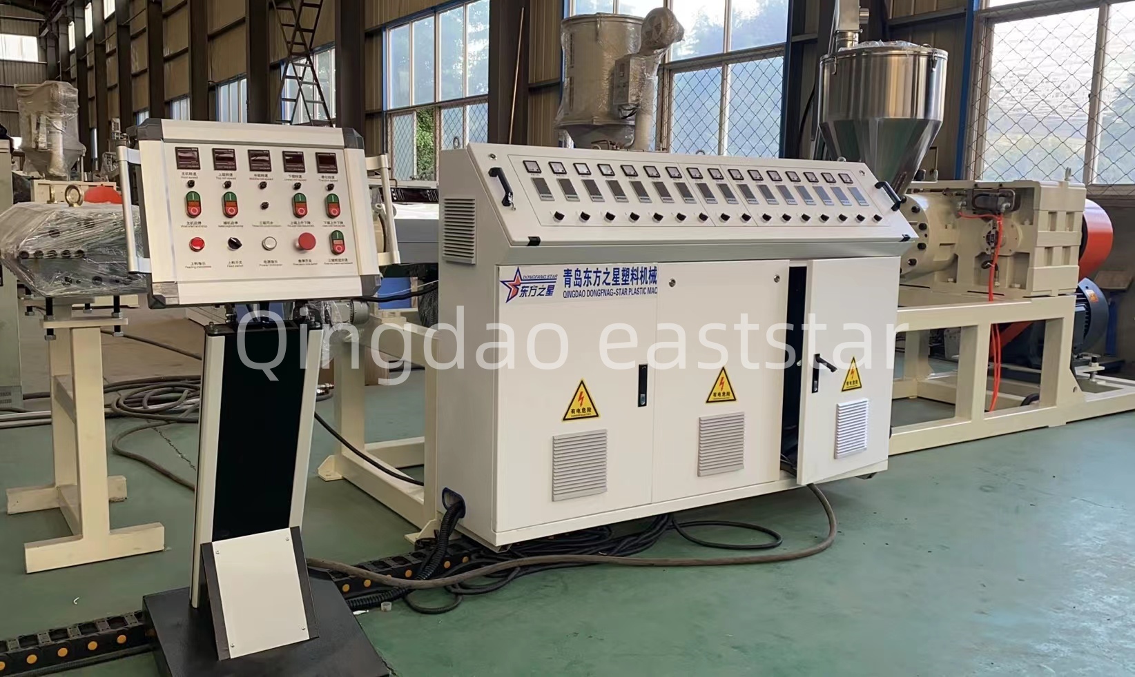 Dây chuyền sản xuất tấm thoát nước PE chuyên nghiệp đảm bảo chất lượng hệ thống thoát nước tòa nhà như thế nào?