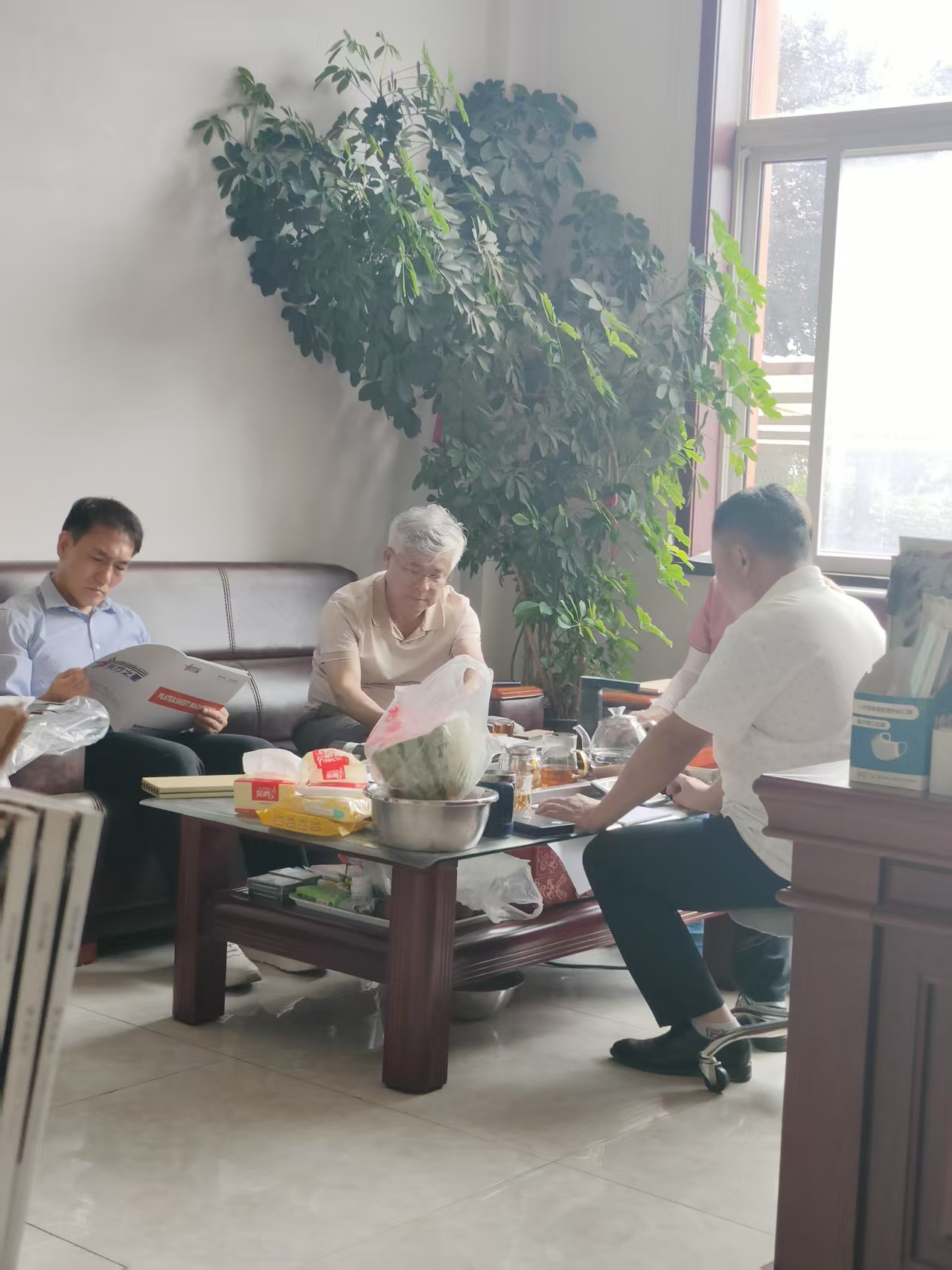 ​Tăng cường sự hiện diện của mình ở thị trường nước ngoài, một khách hàng lâu năm của Hàn Quốc một lần nữa đến thăm công ty chúng tôi để kiểm tra thiết bị sàn PVC của chúng tôi.